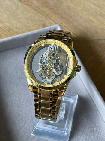 Montre squelette dorée