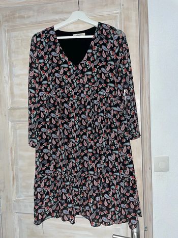 Robe noire à motifs florales