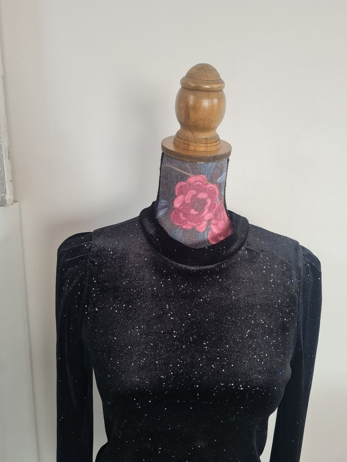 Joli haut noir velours pailleté - photo numéro 5