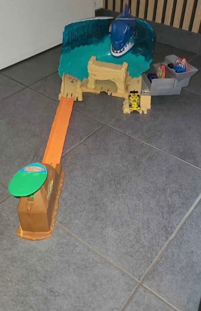 Circuit hotwheels pour petite voiture - photo numéro 3