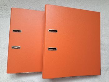 Lot 2 classeurs orange à 2 anneaux et à levier