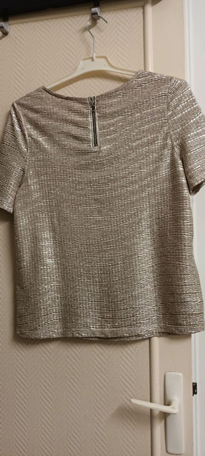 Joli t shirt effet brillant. Taille S. 1,5€ - photo numéro 4
