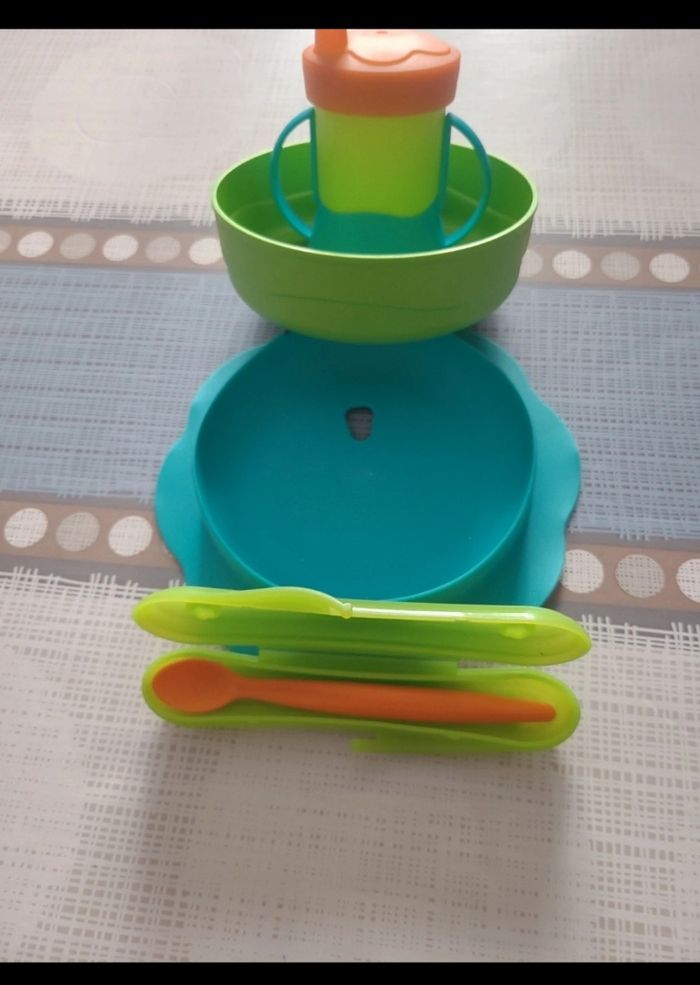 Vends lot vaisselle bébé assiette verre à bec et cuillère