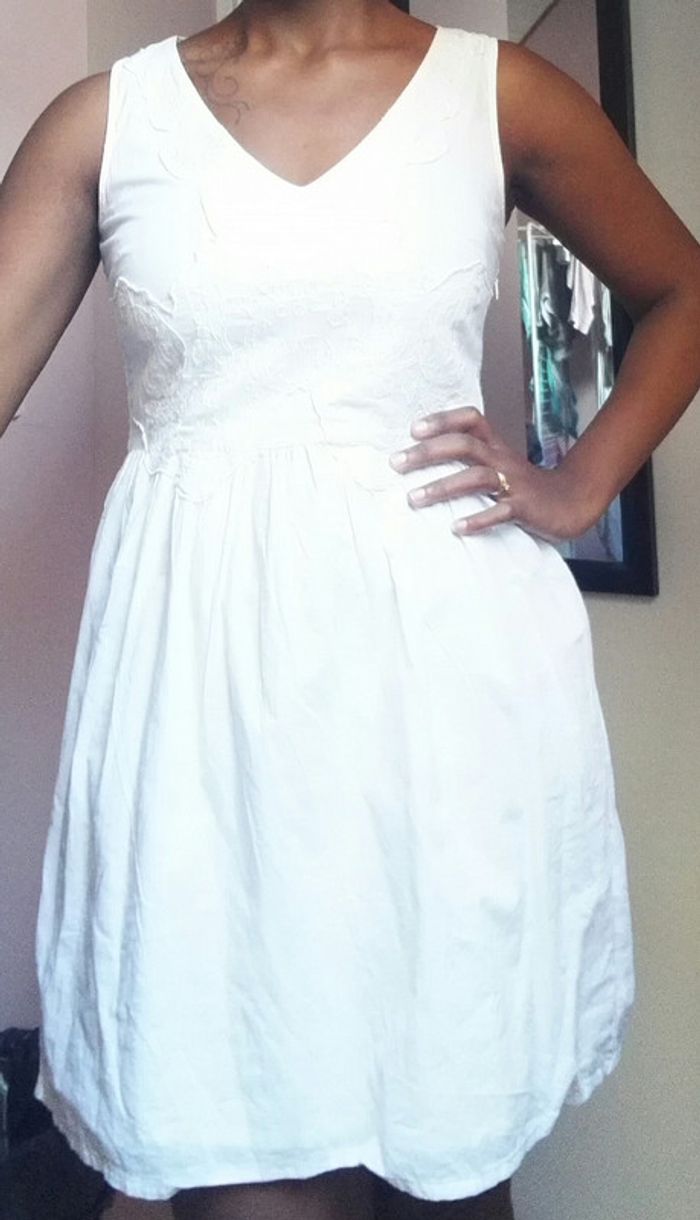 Robe blanche à broderies - photo numéro 2