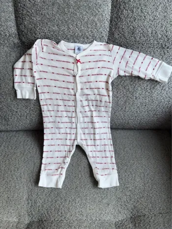 Pyjama grenouillère ouverture sur l’avant blanc inscription rouge Petit Bateau