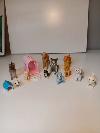 Lot figurines de chien avec accessoires taille 10cm pour la plus grande
