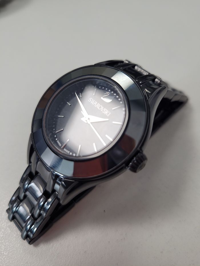 Vends montre femme swarovski alegria quartz neuve (5188824) fabriquée en suisse en acier inoxydable. 
Boitier 33 mm, vendez due avec 2 mailles supplémentaires et garantie - photo numéro 2