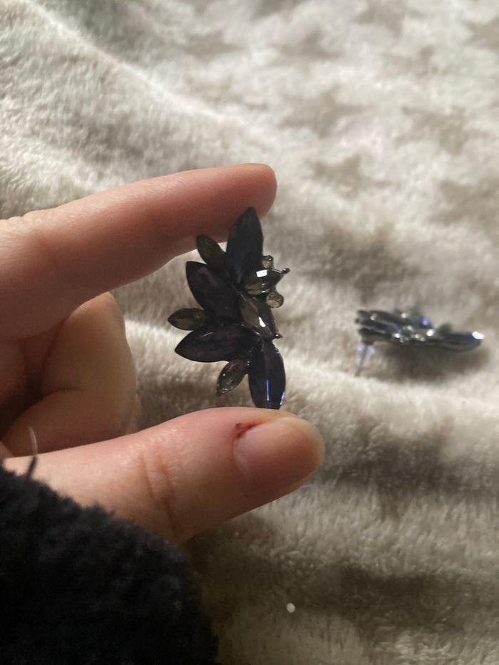 Boucles d’oreilles NEUVES pour femme forme pétales de fleurs couleur bleu foncé - photo numéro 6