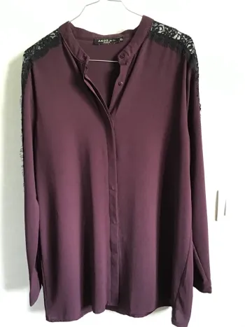 Blouse bordeaux avec dentelle noire marque Akoz