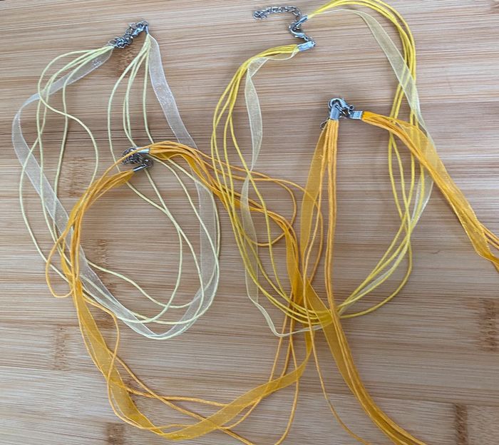 Loisirs créatifs lot de 4 colliers jaunes