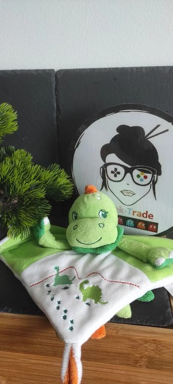 doudou dinosaure dragon vert blanc simba toys orange plat carré