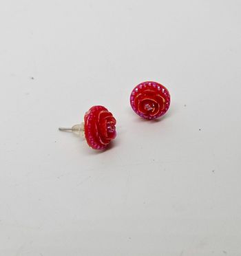 Paire de boucles d'oreilles. Neuve. Rouge