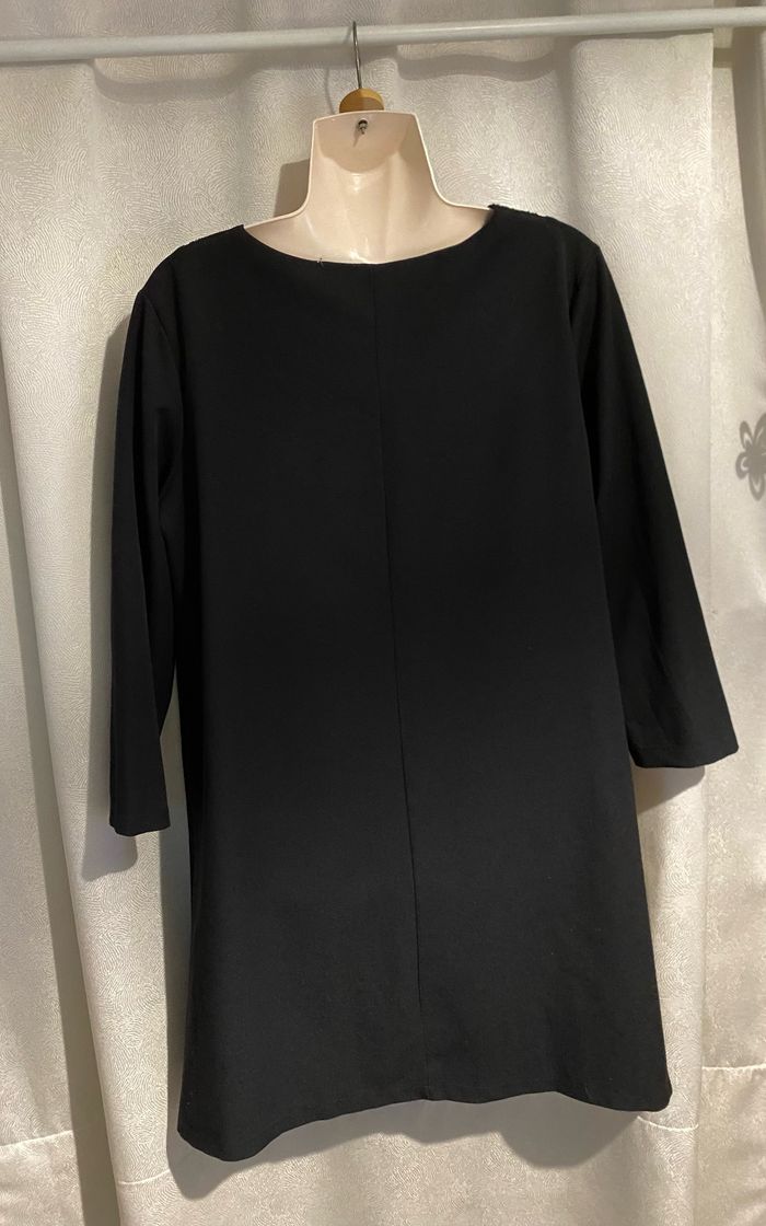 Magnifique robe perles sur l’encolure taille 4 modèle déposé - photo numéro 4