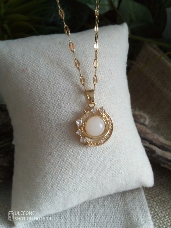 Collier pendentif astre avec pierre de lune naturelle
