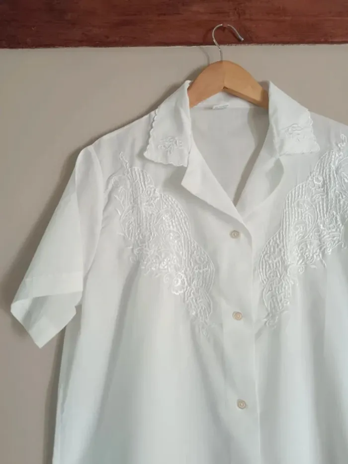 Chemisier blanc broderies poitrine - photo numéro 4