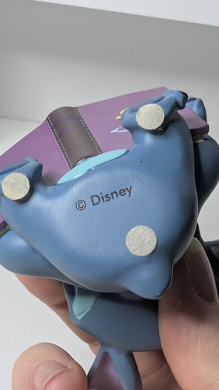 [Enesco] Figurine Stitch avec un livre - photo numéro 3