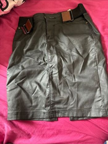 Jupe en cuir noir – Daisy – Taille 38 – 4€