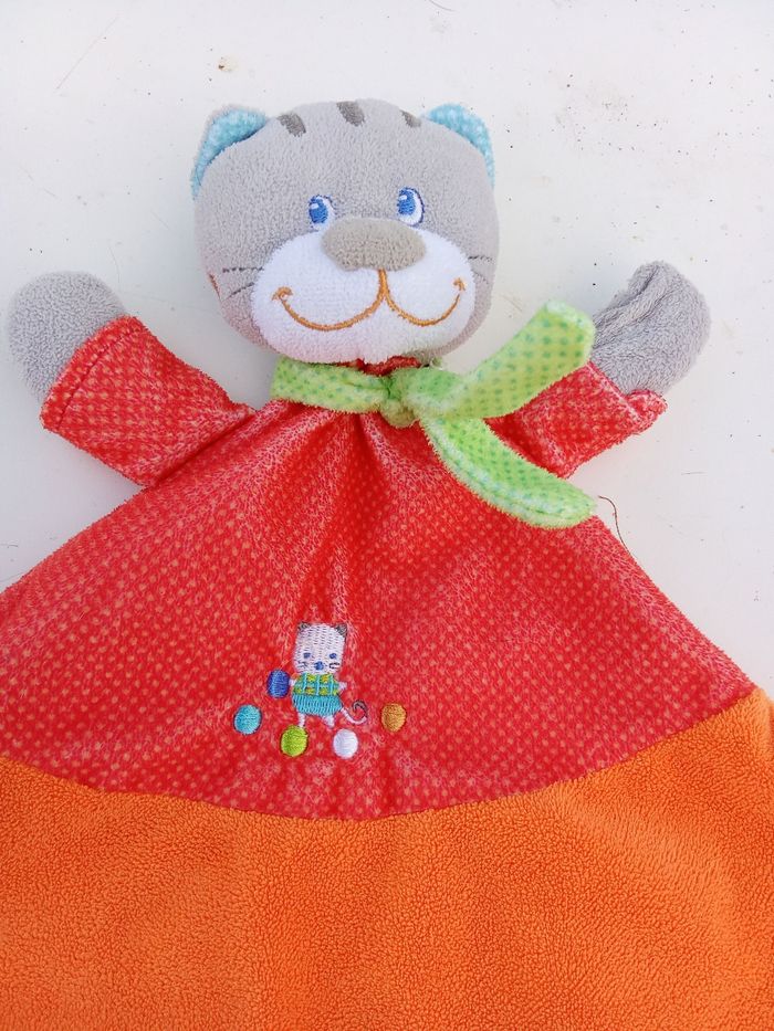 Grand Doudou mouchoir chat orange, rouge , vert, gris, blanc, yeux bleus, broderie , marque mots d'enfants - photo numéro 3