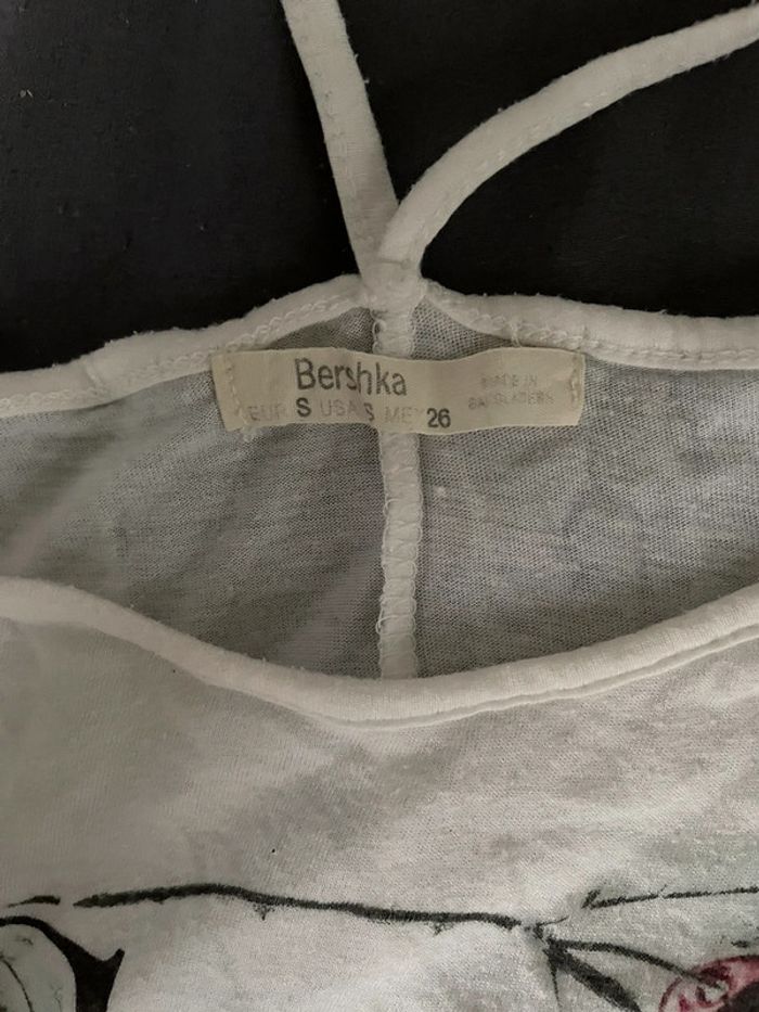 Top fines bretelles blanc avec imprimés cerise Bershka taille S très bon état - photo numéro 3