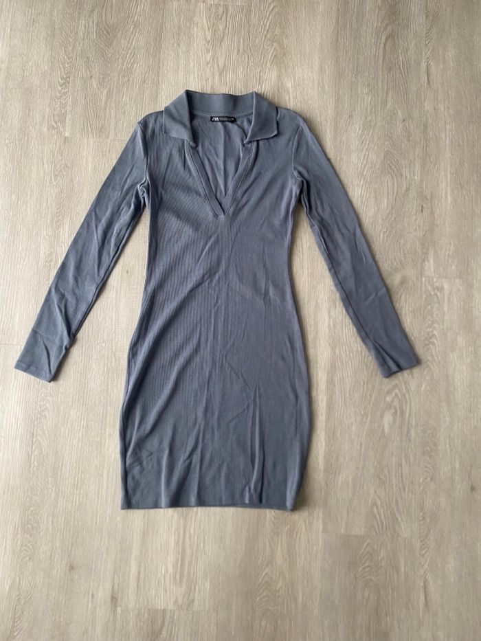 Robe grise/bleue col v Zara.