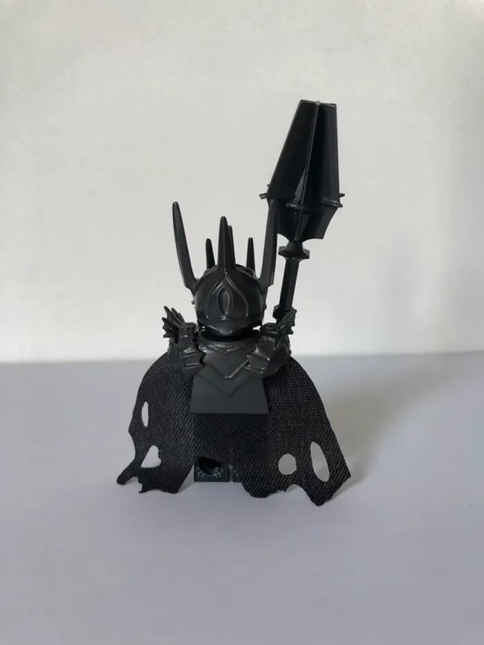 Figurine type Lego Sauron et l’anneau de pouvoir. le seigneur des anneaux - photo numéro 3