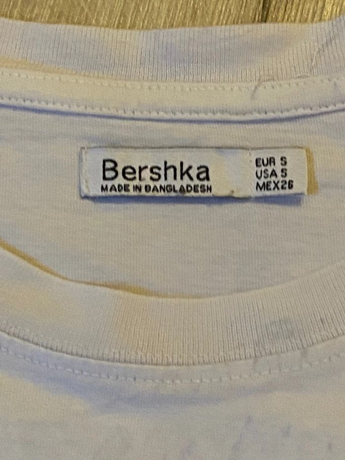 t-shirt blanc à lettres Rouge Bershka, taille S. - photo numéro 3