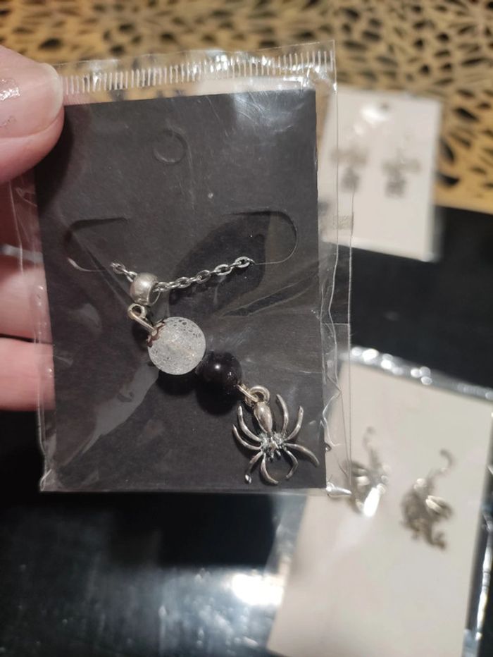 Lot de 6 bijoux neufs thème tête de mort, croix, araignée et dragon - photo numéro 3