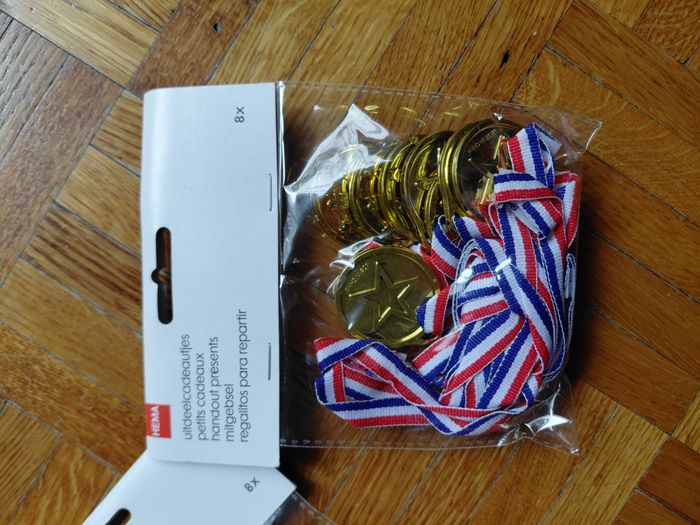 lot 1 - sachet de 8 médailles pour enfants