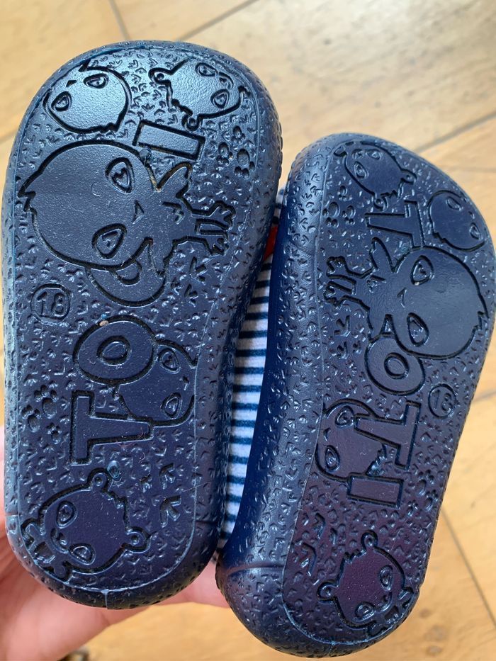 Chaussons taille 18 - photo numéro 2
