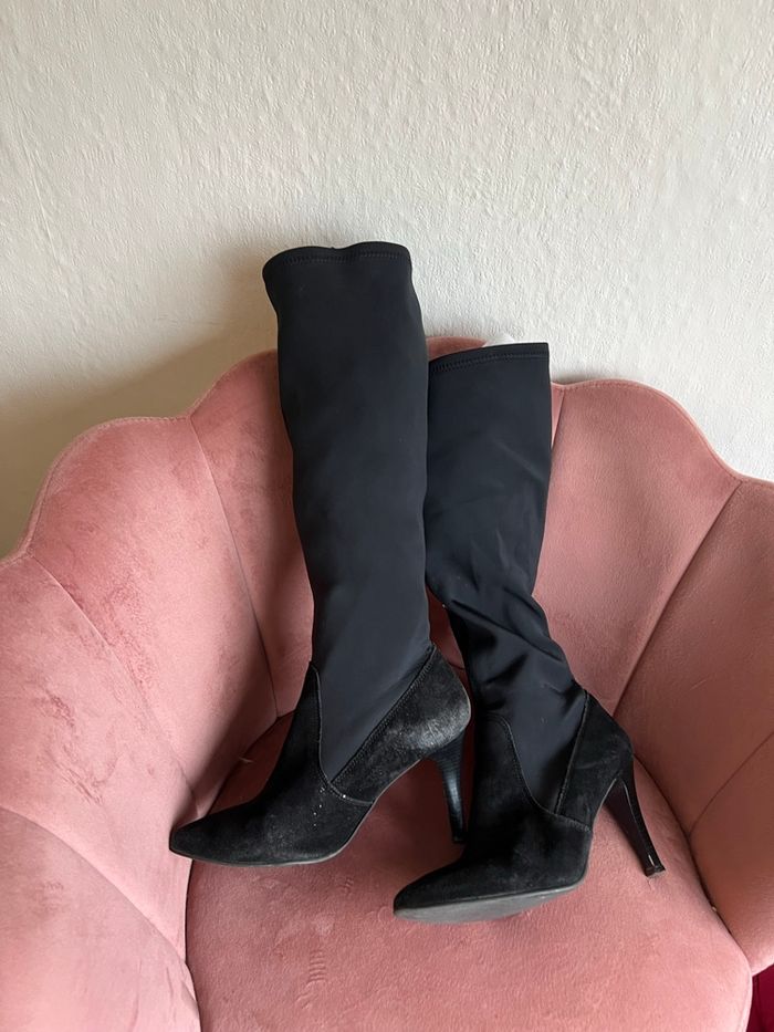 Bottes noires à talons fins, en très bon état. Coupe élégante avec eff - photo numéro 3