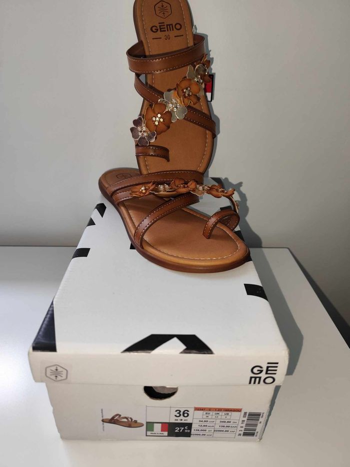 Paire de mules plates à fleurs Gemo , pointure 36 , neuves en boite - photo numéro 3