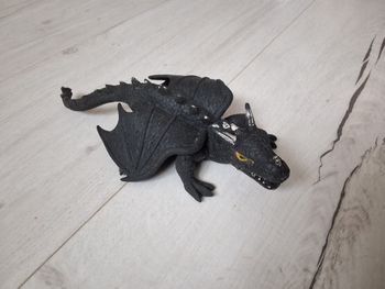 Jouet dragon noir mou anti stress 20 cm de long 