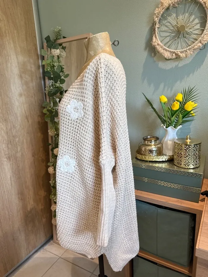 Magnifique pull, très over size avec détails, fleurs femme - photo numéro 3