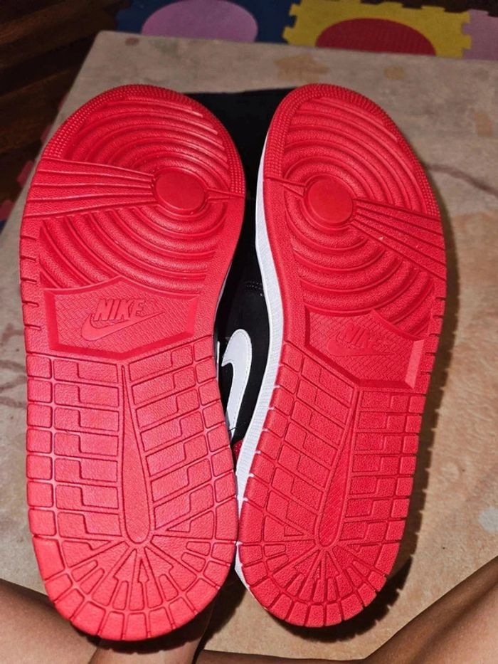 Nike Air Jordan 1 low red White black Taille 43 - photo numéro 3