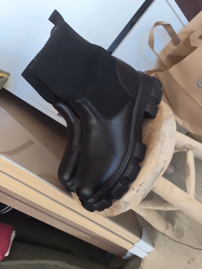 Paire de boots noires - photo numéro 14