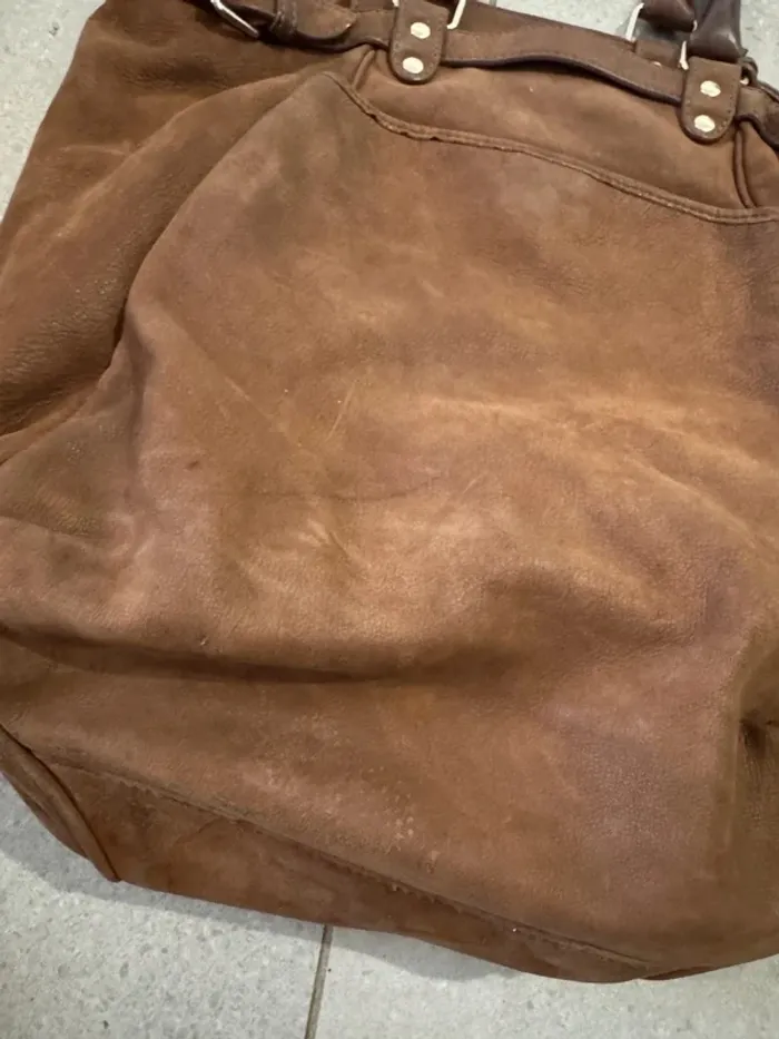 Sac fourre tout en cuir Vanessa Bruno, avec bandoulière  il y a quelques marques d'usures, 38*32cm - photo numéro 2