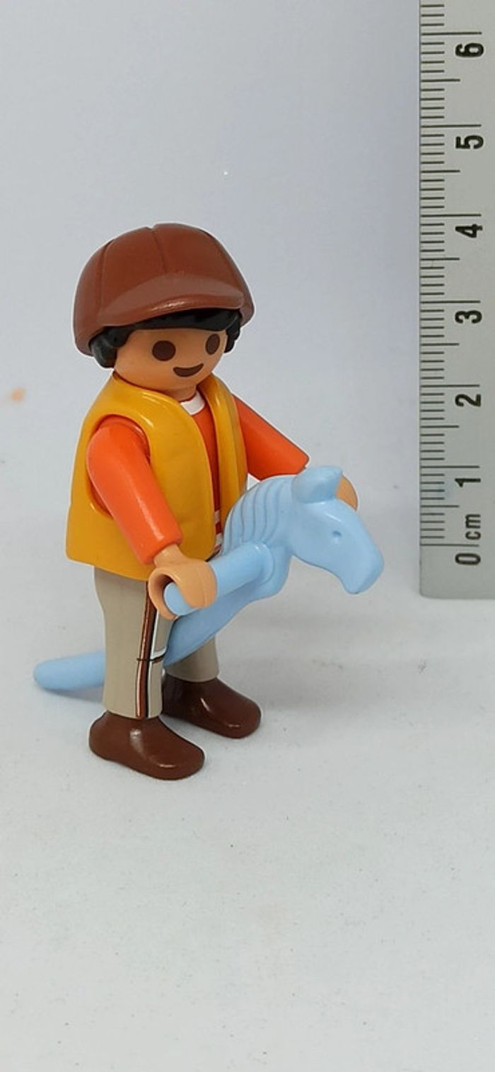 Enfant sur jouet cheval à bâton playmobil