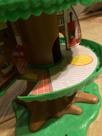 Arbre magique et 4 personnages