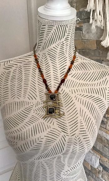 Jolie collier avec pendentif dorée et marron (0623)