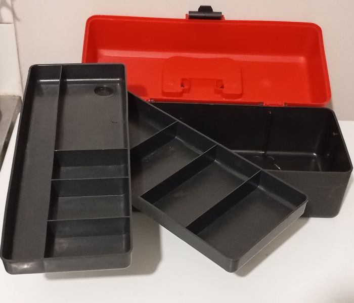 Caisse mallette pour diverses utilisations.Plastique rouge et noir . Poignée . Très bon état - photo numéro 7