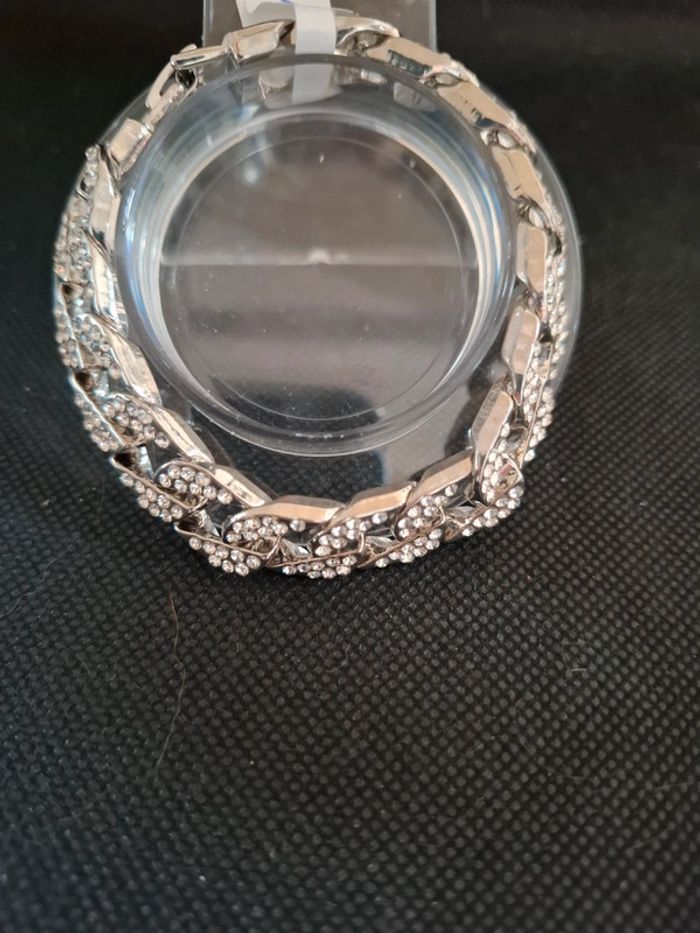 Bracelet acier inoxydable neuf avec etiquette et oxydes de zirconium blancs.