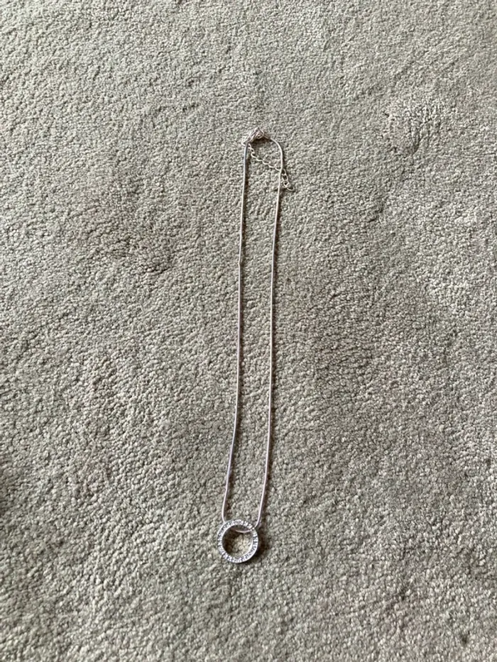 Collier rond à strass couleur argent
