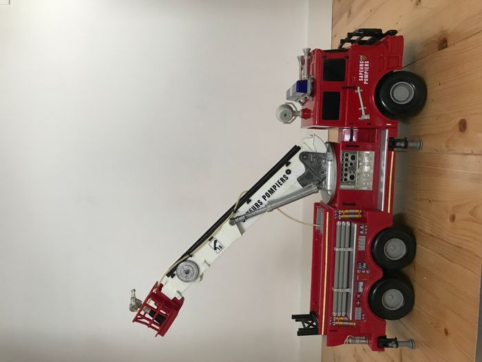 Camion de pompier à grande échelle - photo numéro 3
