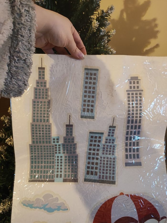 Décoration de fenêtre extérieure – Père Noël parachute & skyline🎅 - photo numéro 3