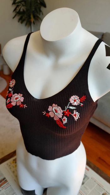 Crop top en maille brodé de fleurs décolleté noir