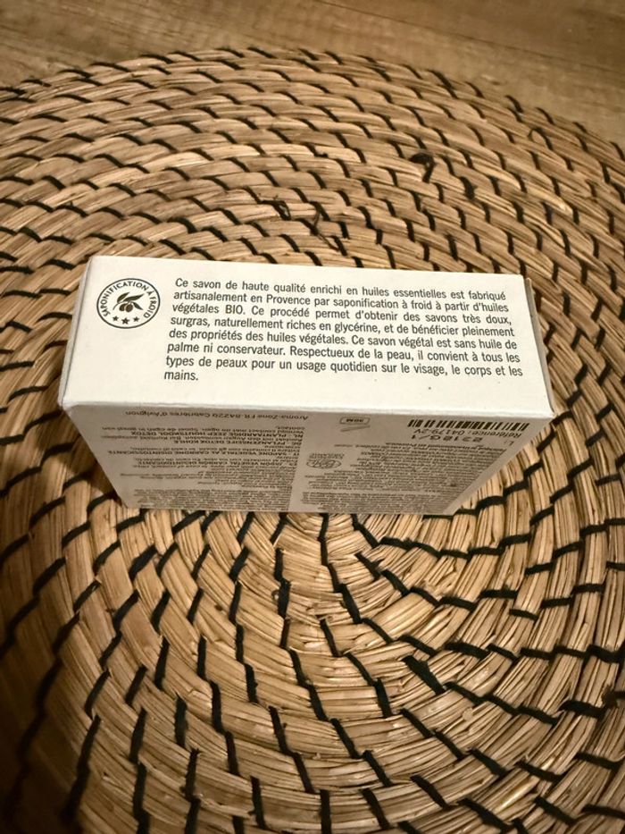 Savon végétal charbon detox Aroma Zone - photo numéro 2