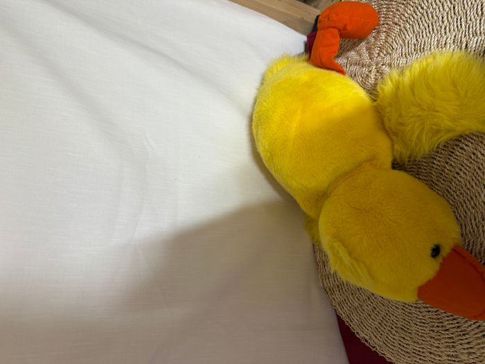 Peluche - Cache pyjama, canard jaune, allongé - photo numéro 5
