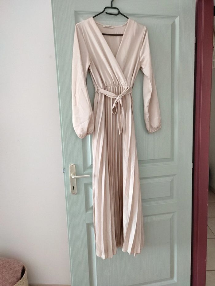 Robe longue satinée et plissée sans fente