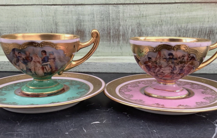 Une paire de tasses et de soucoupes