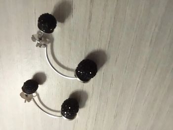 Boucles d'oreilles devant derrière argentées et strass noirs
